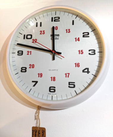 U28 Smiths Delhi White Plastic 24Hour Quartz Clock 50 01A