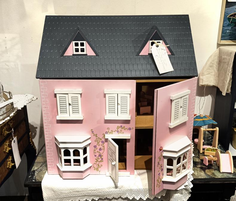 U34 Pippin Style Cottage Dolls House With Contents House Garden 155 01