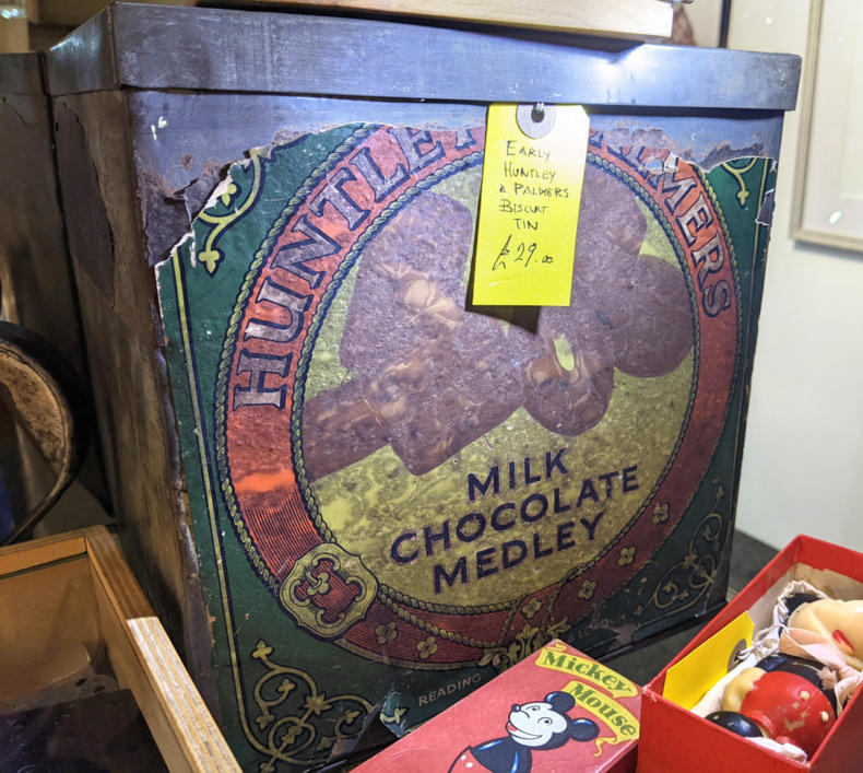 U51 Early Huntley Palmers Chocolate Biscuit Tin 29 01