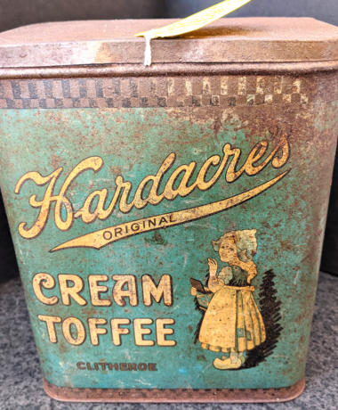 U51 Edwardian Hardachres Cream Toffee Tin 22 01