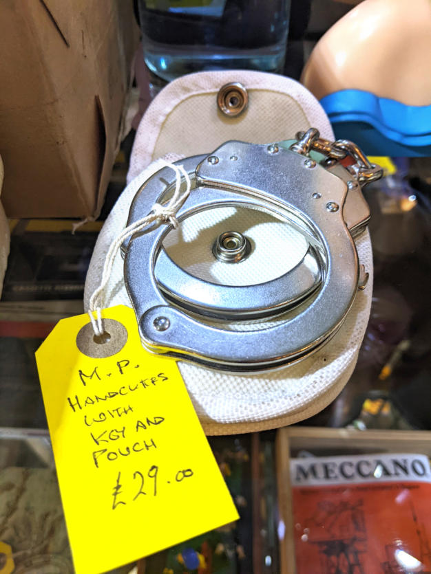 U51 Mp Handcuffs With Key Pouch 29 01