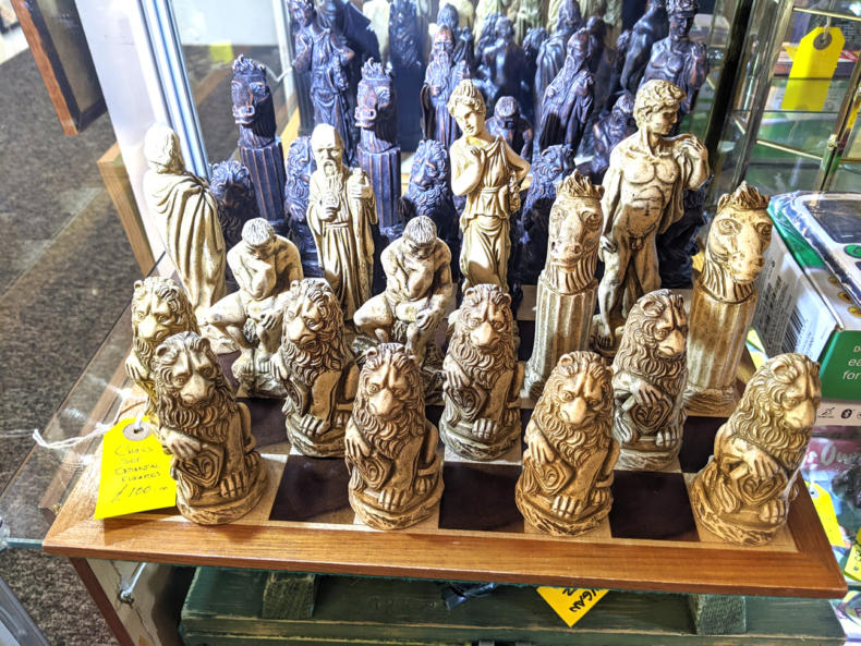 U51 Oriental Figures Chess Set 100 01