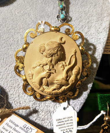 U55 Antique Lava Cameo Brooch With Roman Goddess 9Ct Gold Tested 450 01