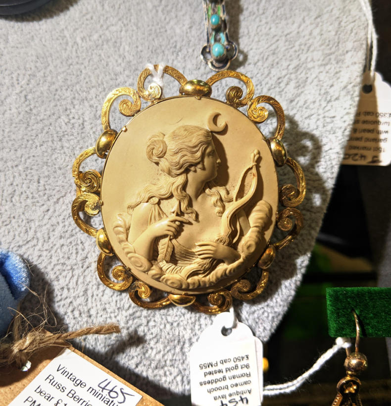U55 Antique Lava Cameo Brooch With Roman Goddess 9Ct Gold Tested 450 01