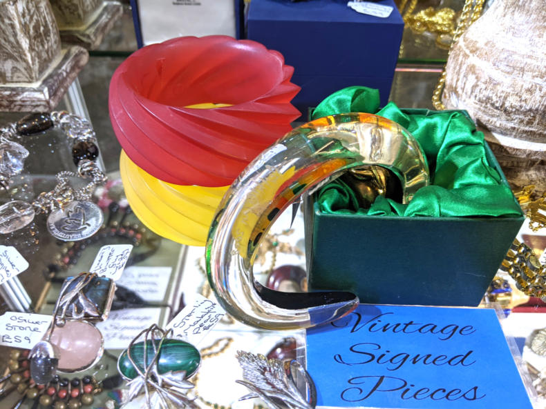 U93 Vintage Signed Pieces Selection 01