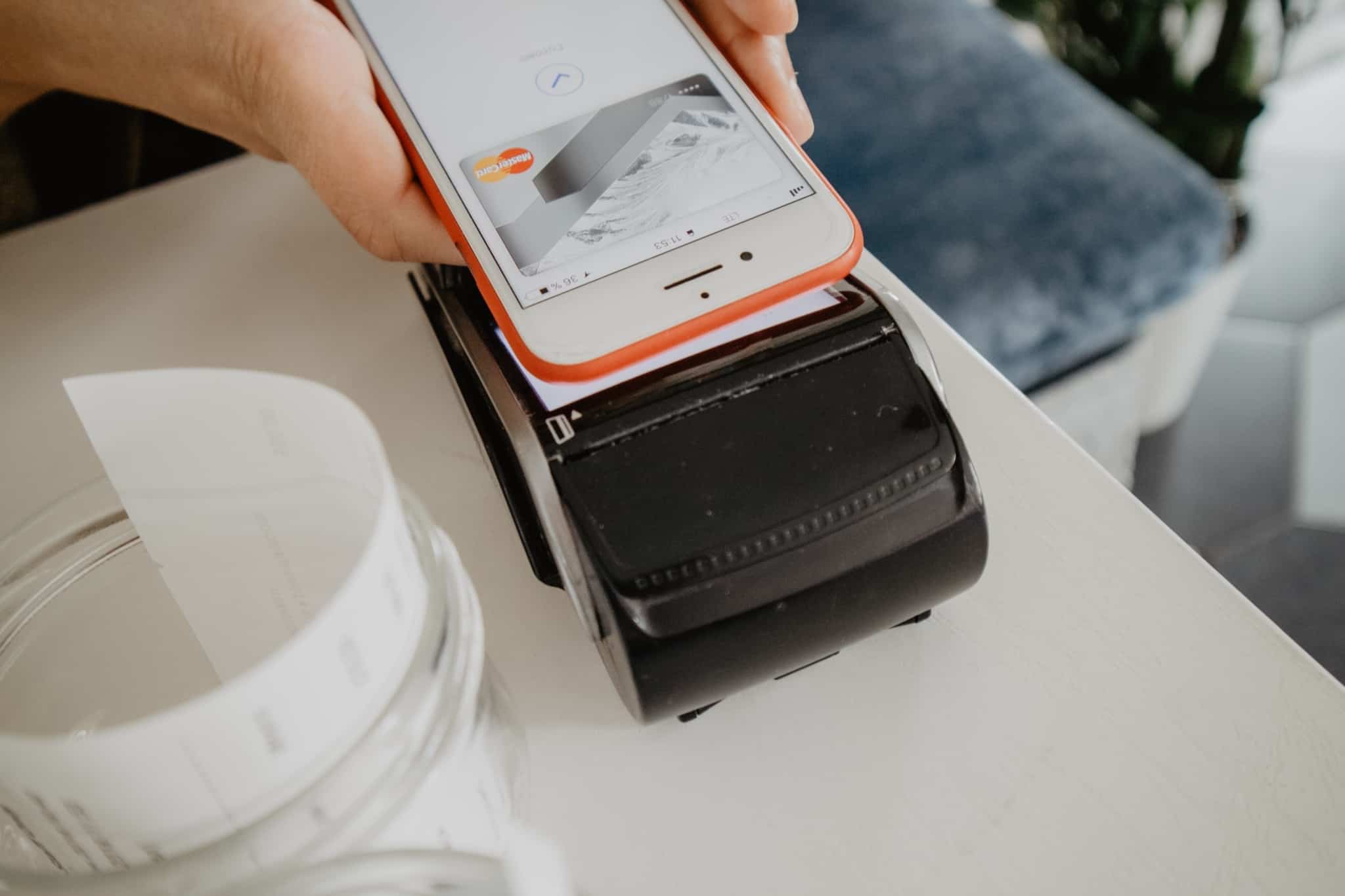 pagamento de compras com smartphone em atm
