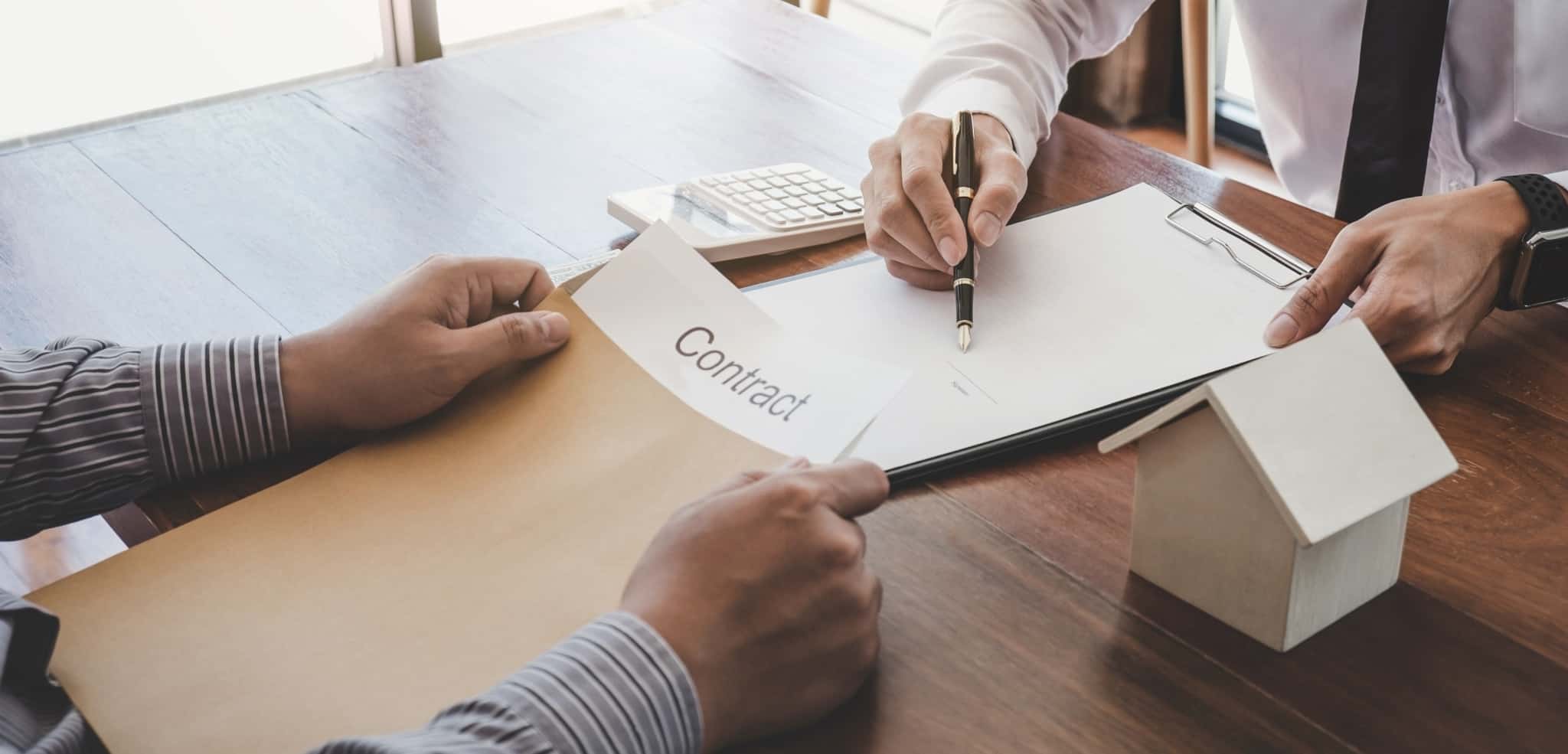 Duas pessoas a fechar um contrato de crédito habitação