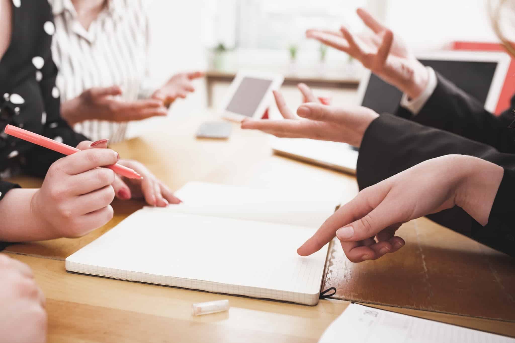 pessoas em reunião a conversar