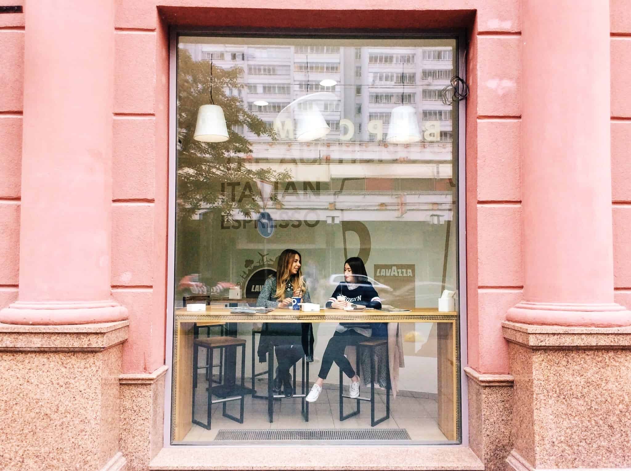 duas raparigas num café