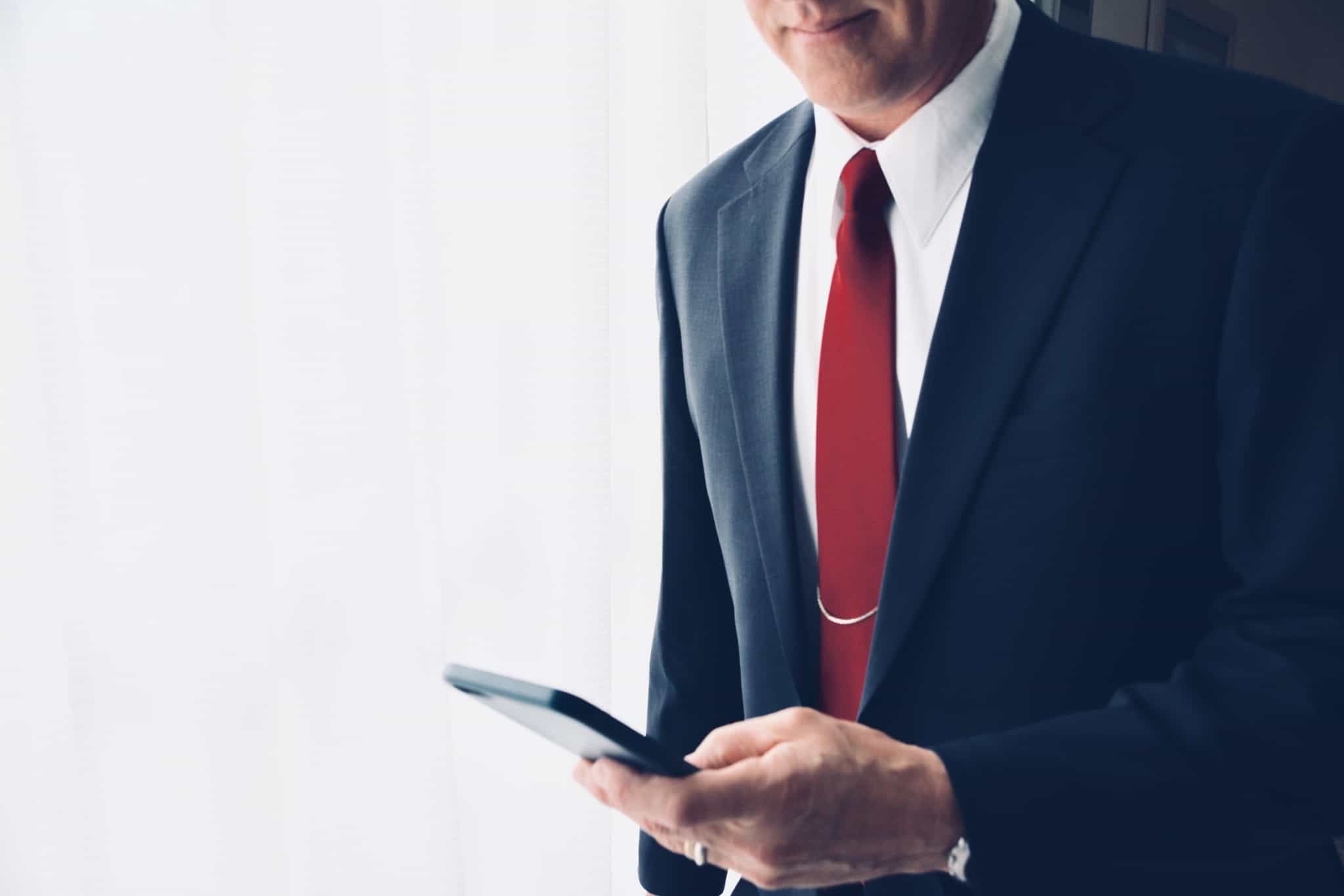 homem empresário a mexer no telemóvel