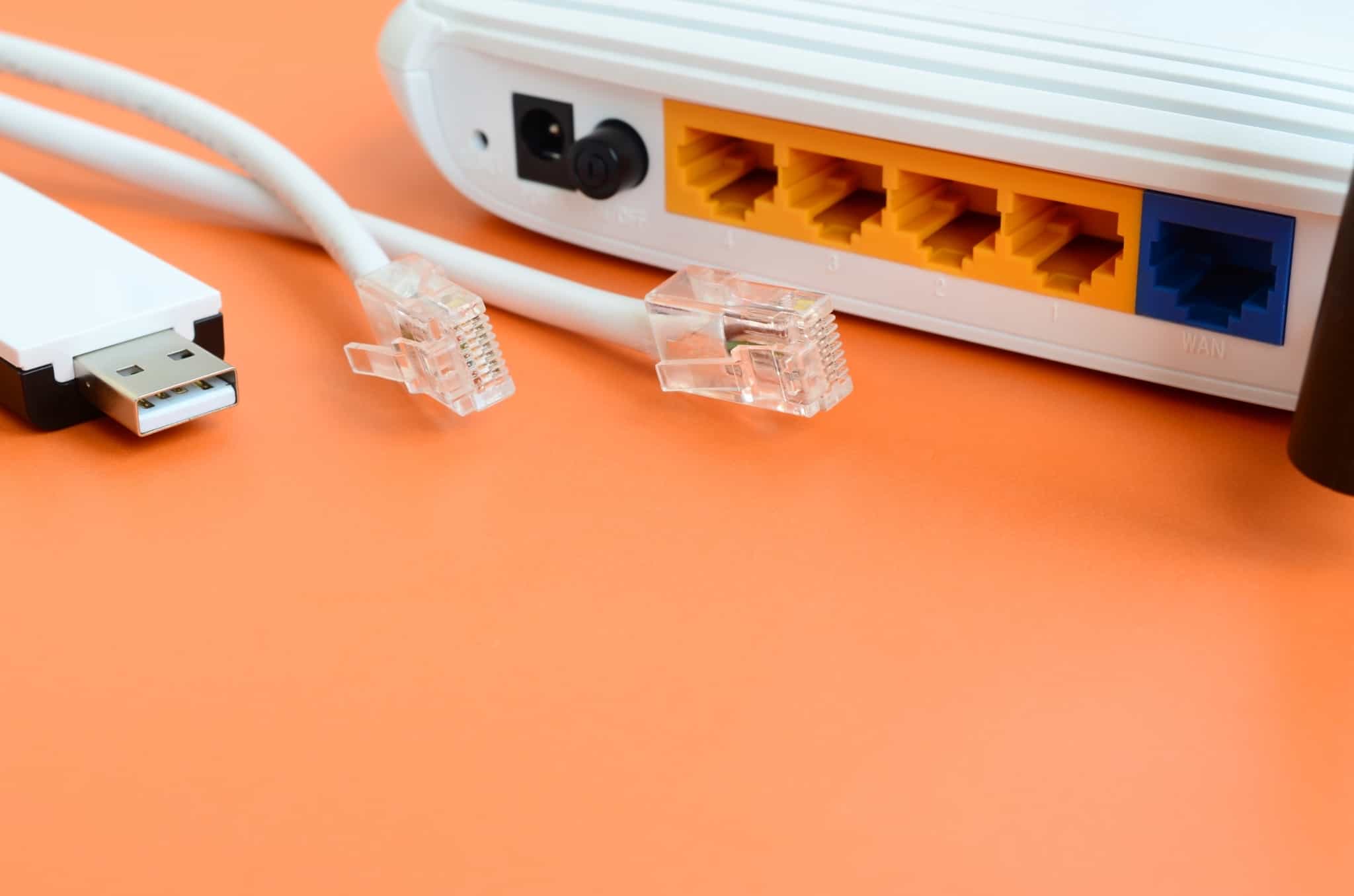 router da internet com cabos brancos ao lado