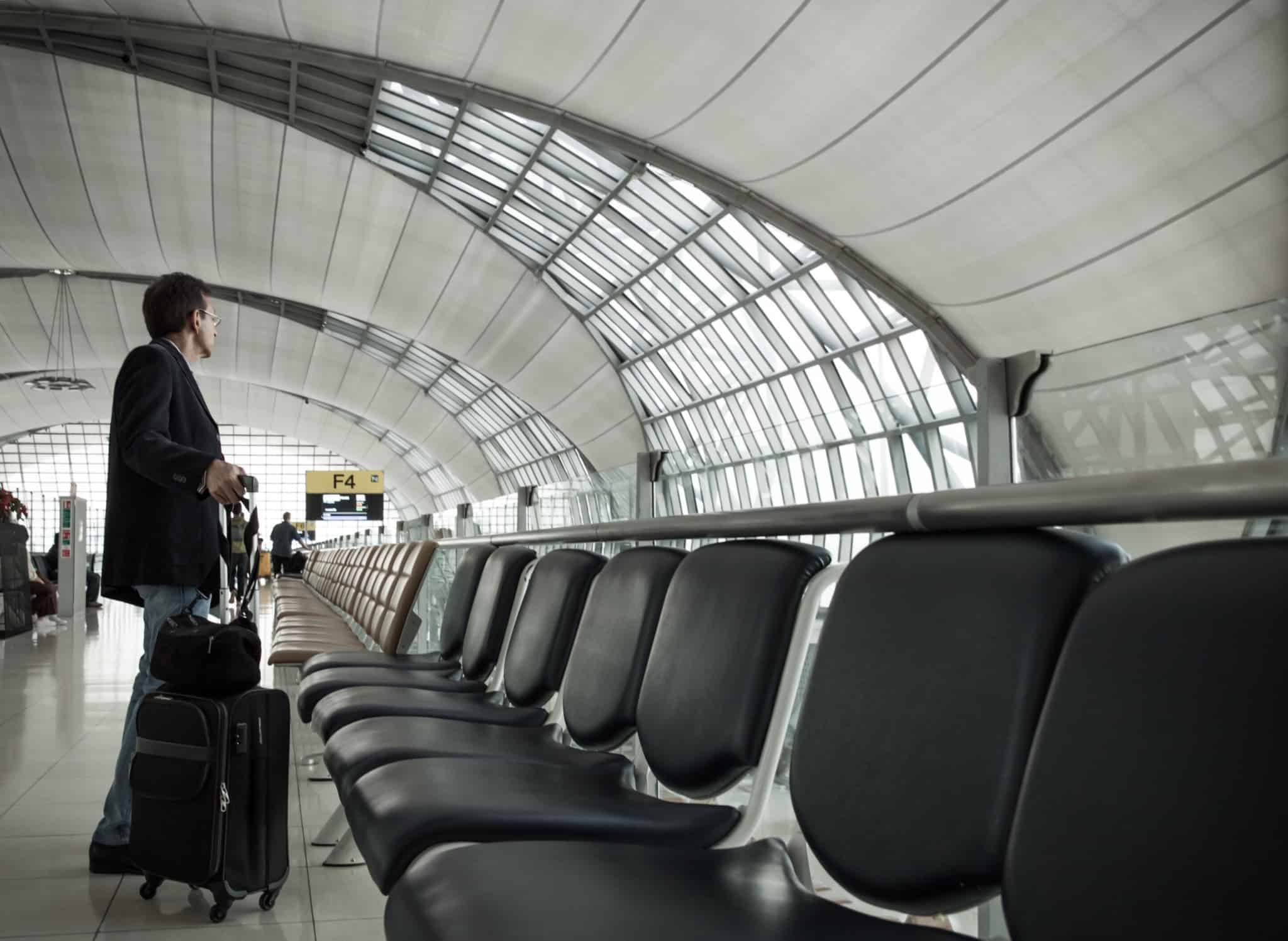 sala de espera de um aeroporto com homem a aguardar