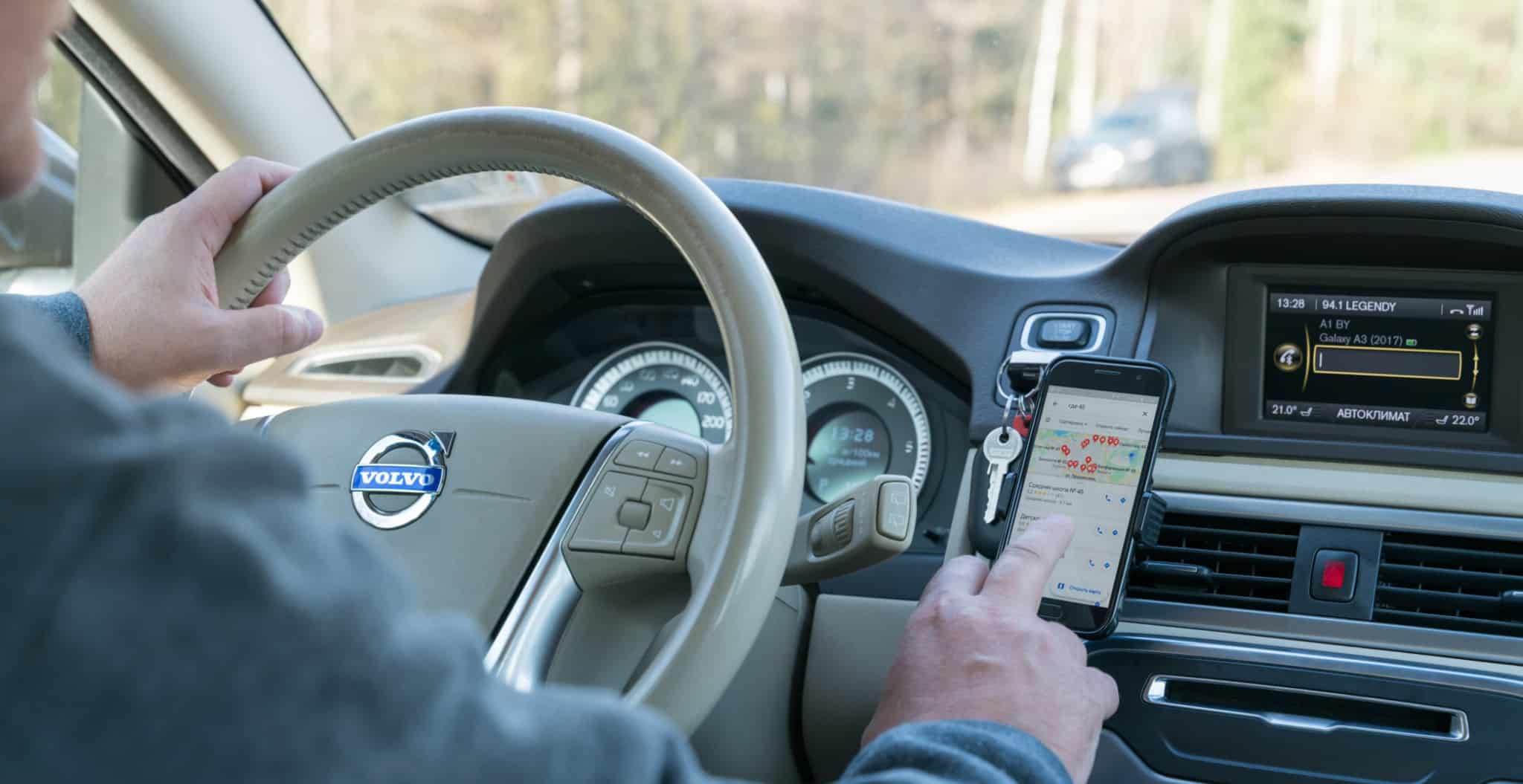 Automobilista a usar o telemovel enquanto conduz