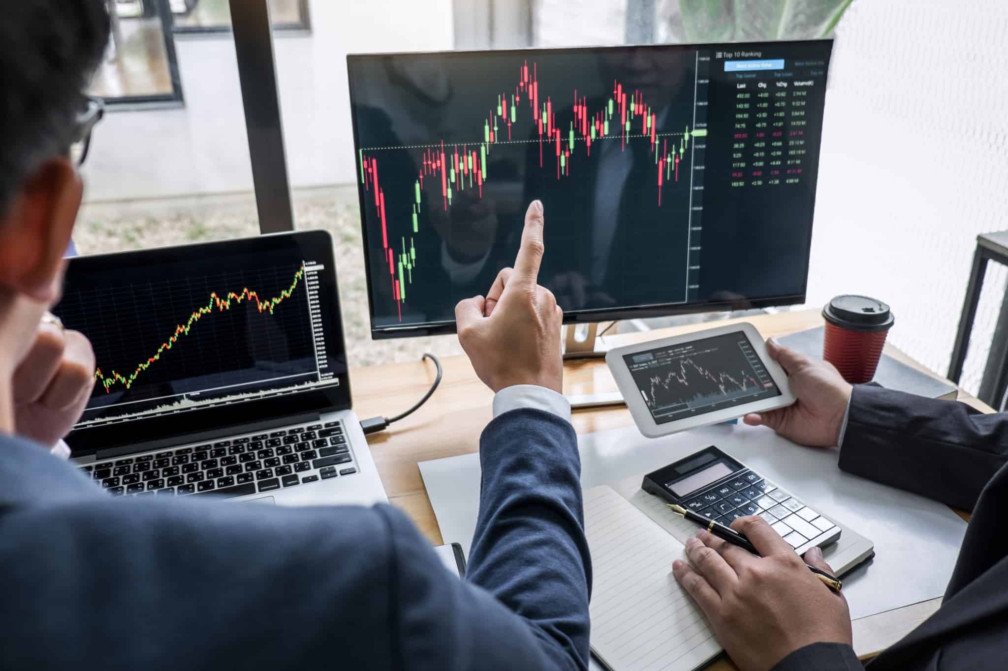analisar graficos da bolsa no computador de fundo preto