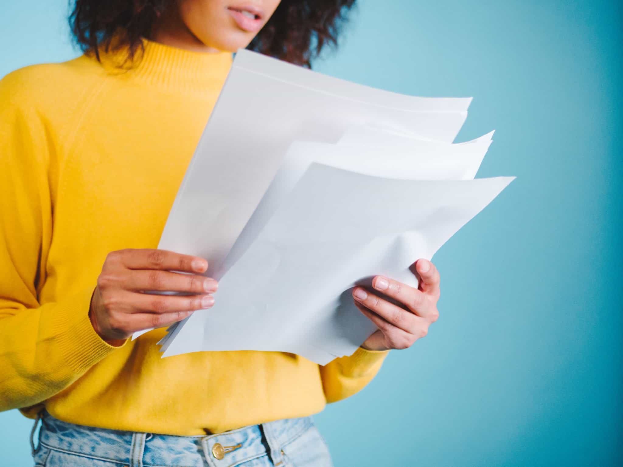 rapariga a ler documentos de folhas de papel
