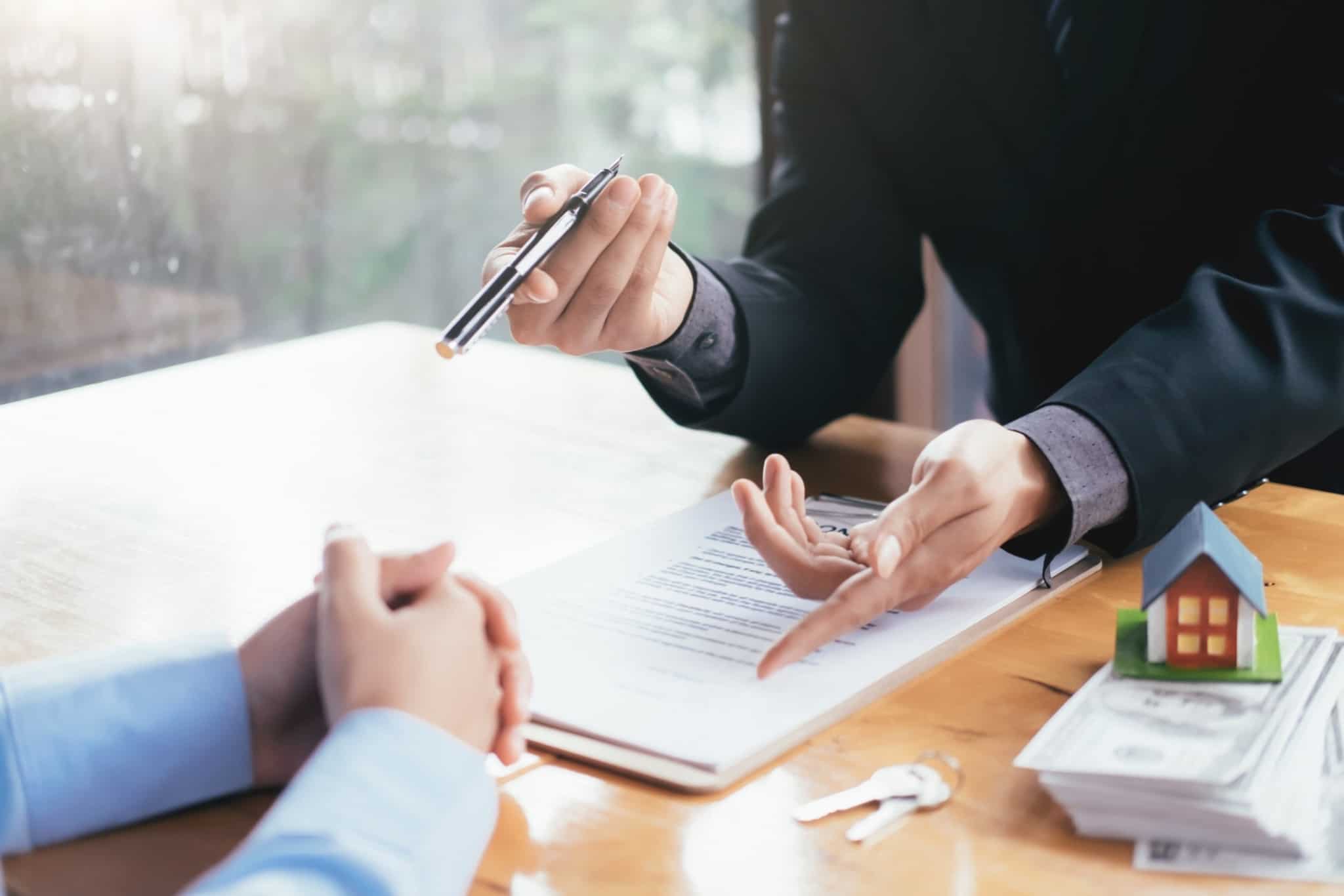 conversa entre duas pessoas para assinar um contrato