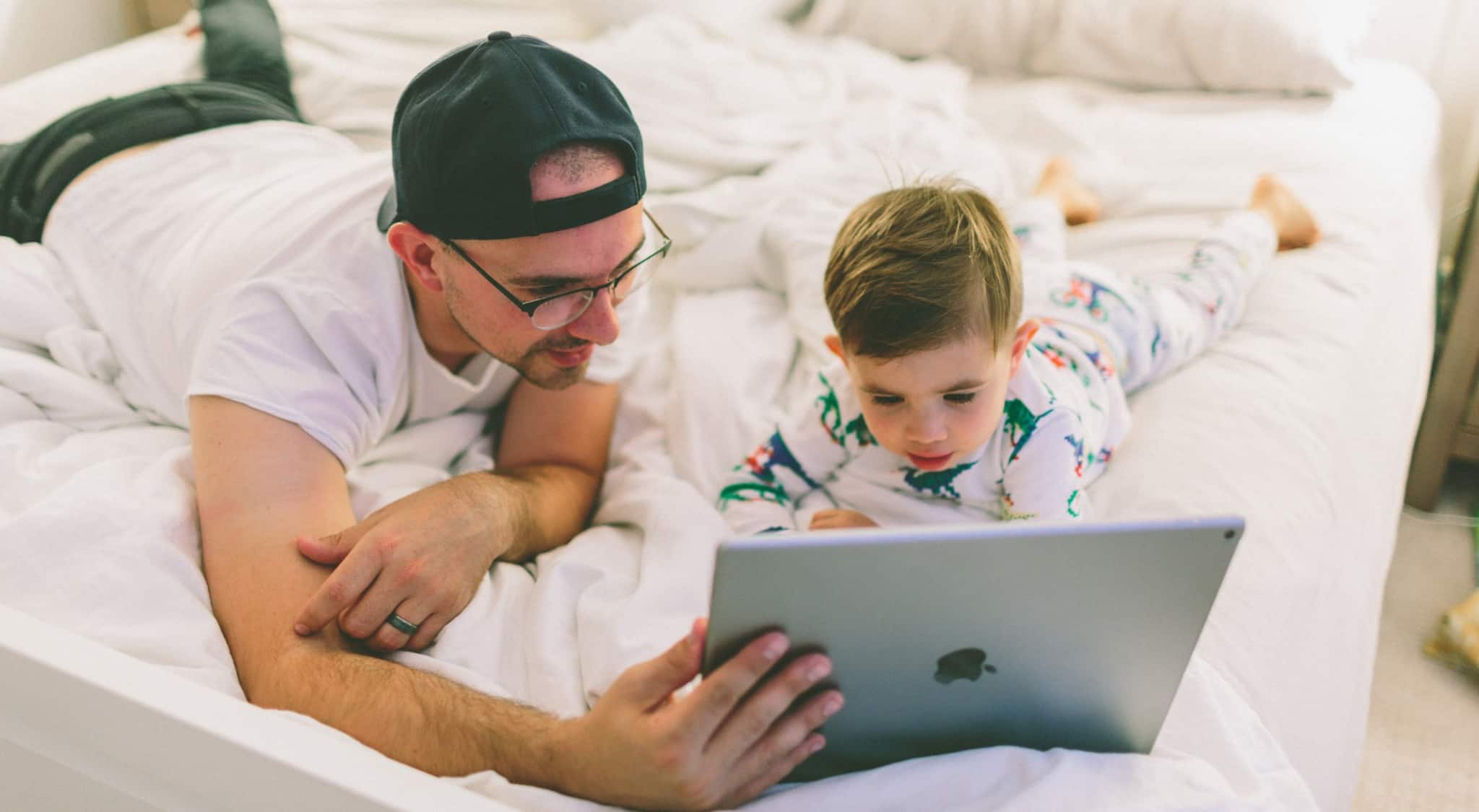 Pai e filho no tablet