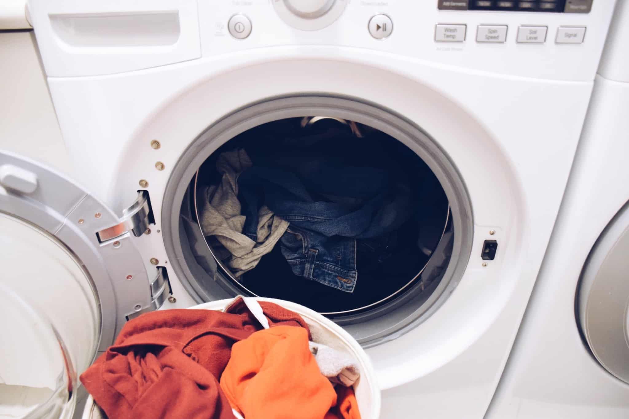 máquina de lavar roupa com calças de ganga lá dentro