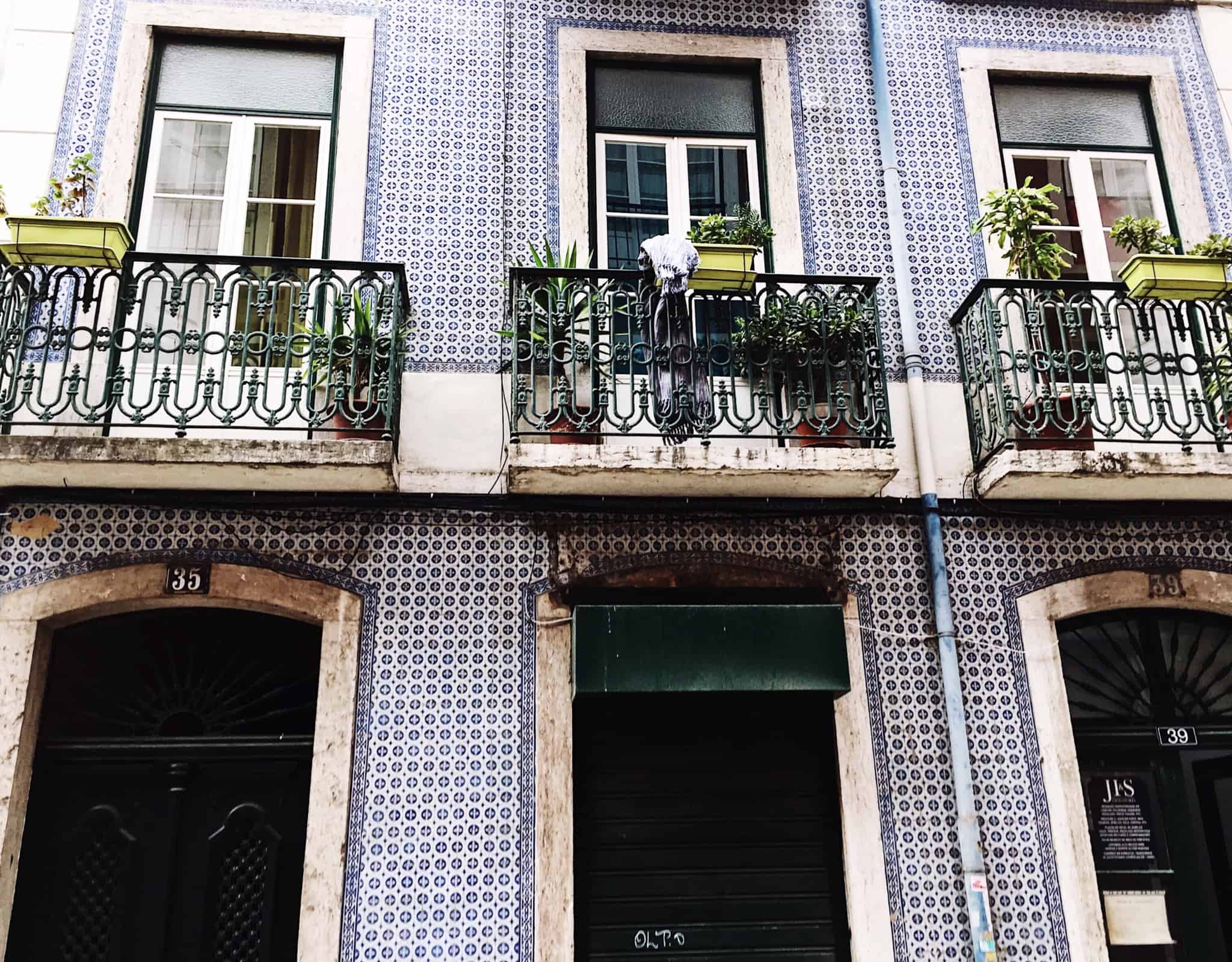 janelas de um prédio em lisboa com azuleijos