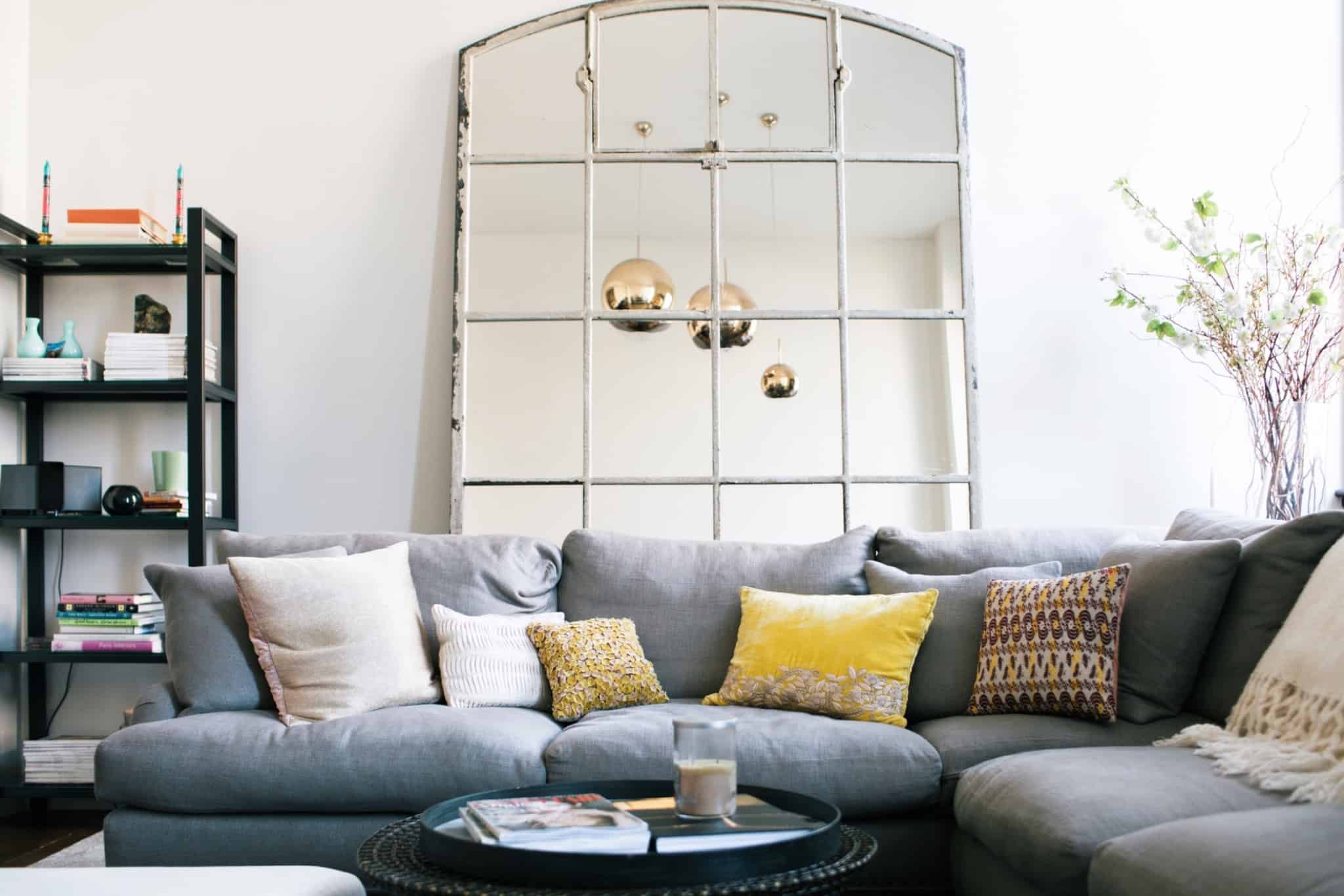 sala de estar com um sofá com vários lugares