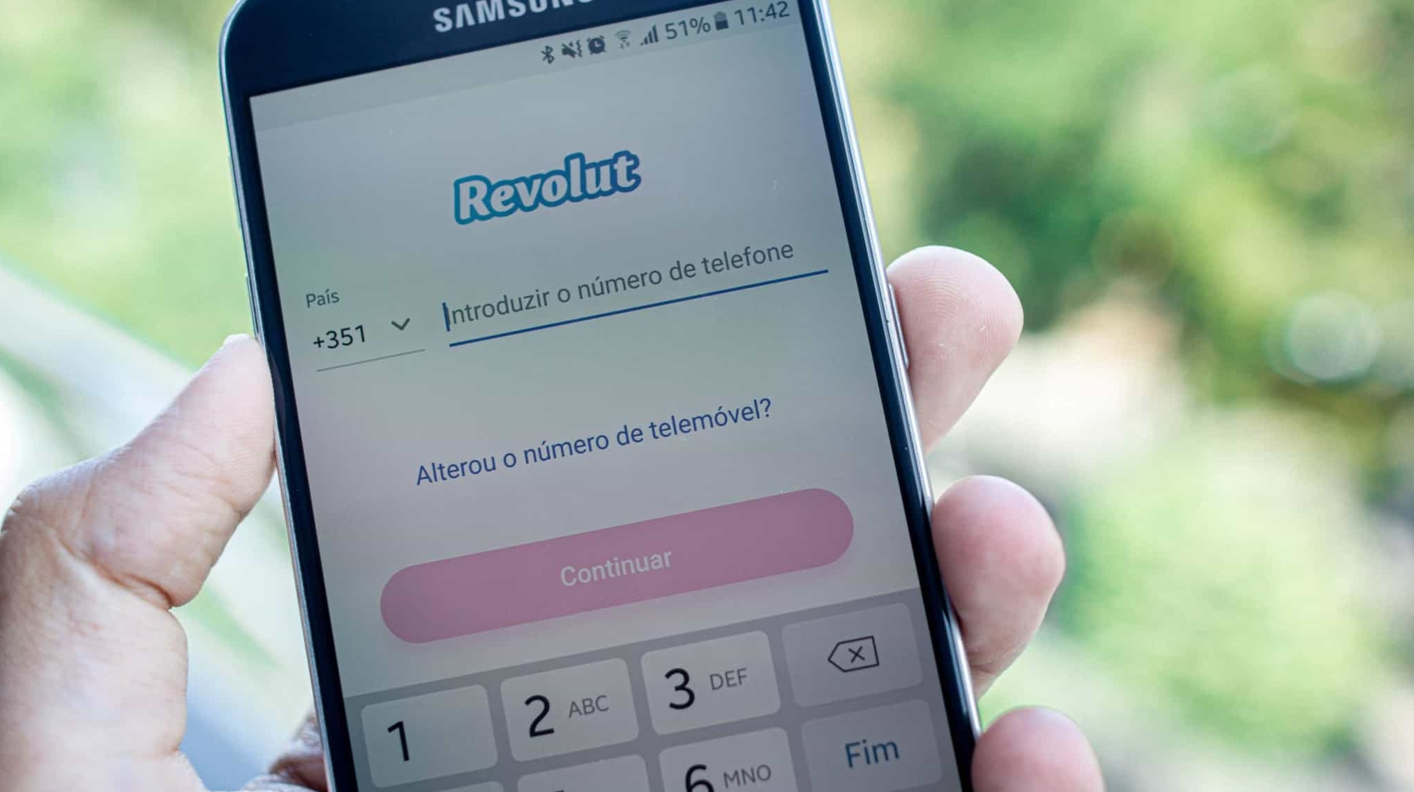 Telemovel na mão para fazer registo revolut business