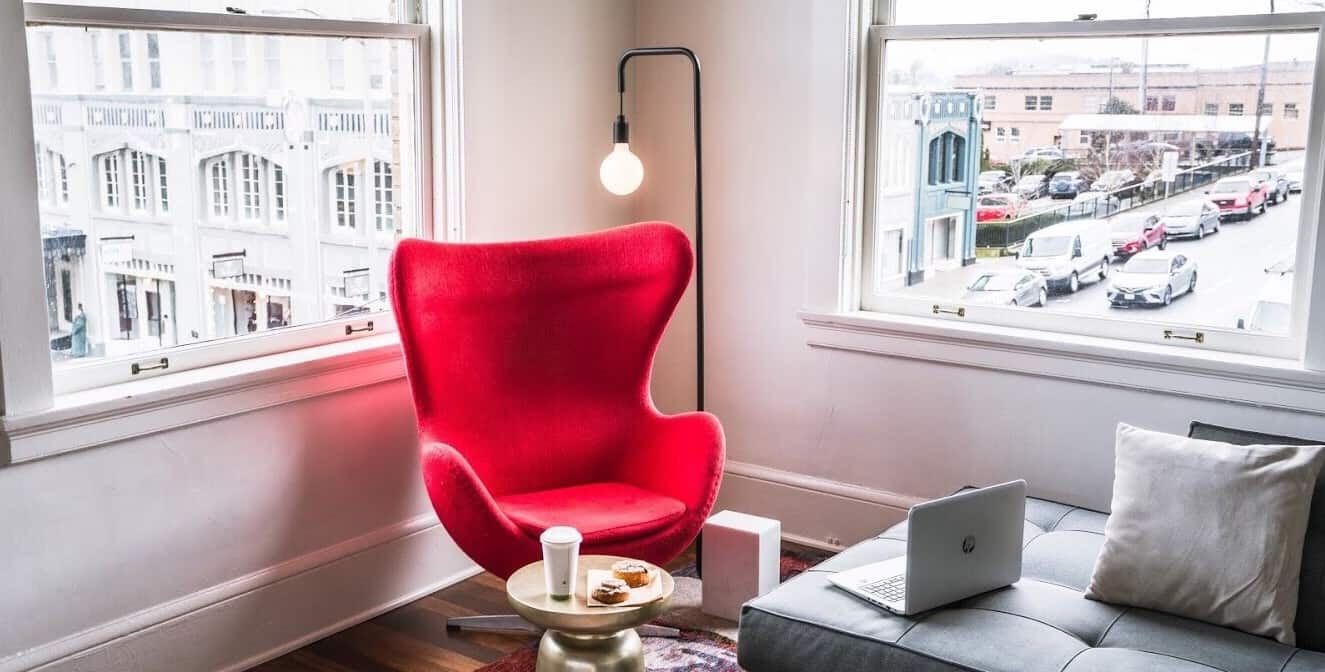 sala com sofá vermelho
