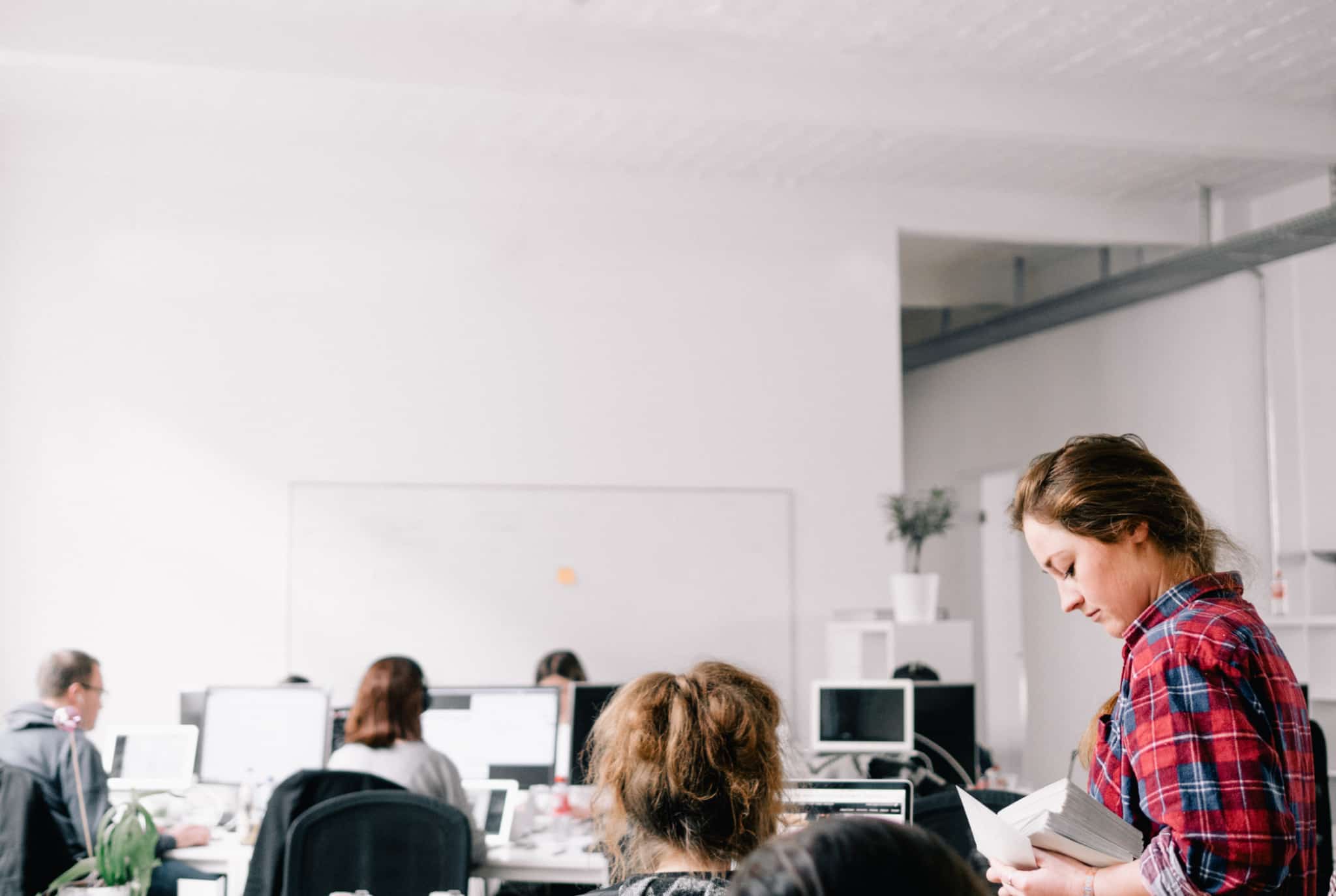 escritório de uma startup com várias mulheres a trabalhar
