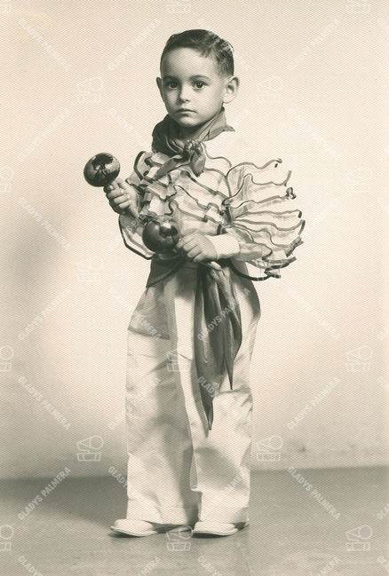 Panchito, niño vestido de rumbero con maracas 