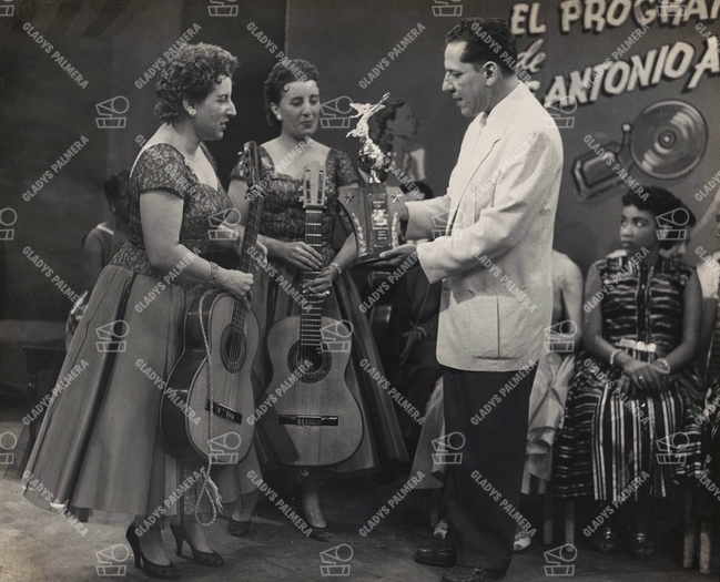 Las Hermanas Martí con José Antonio Alonso 