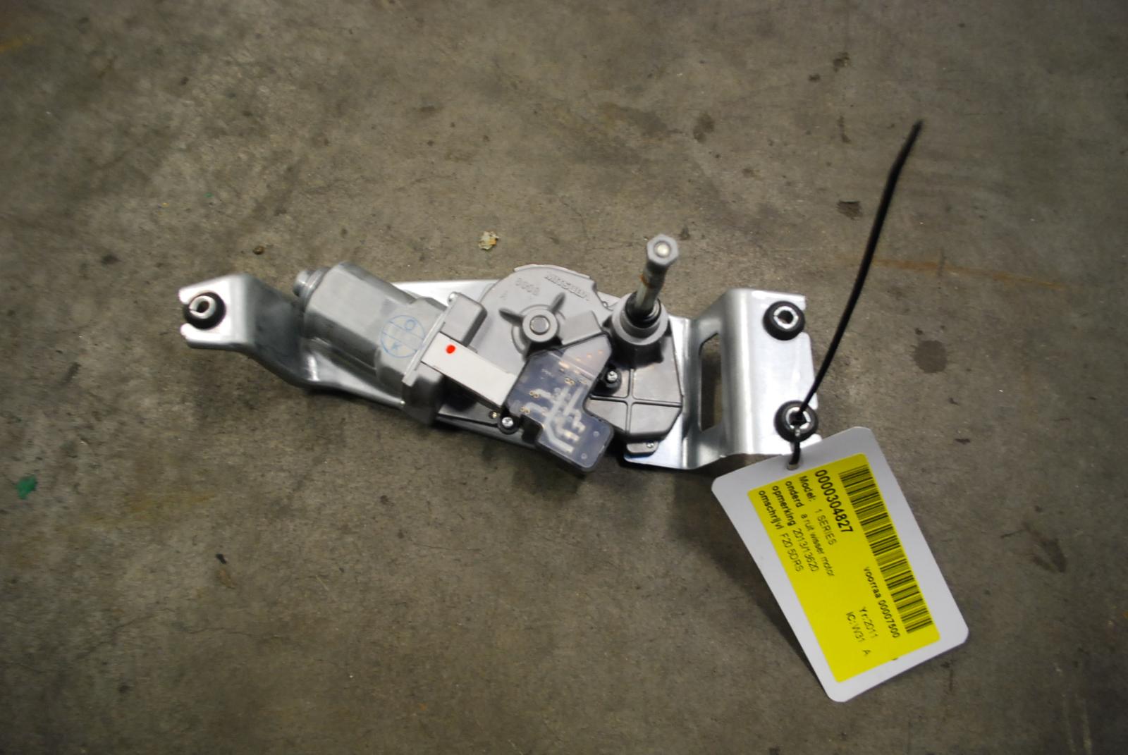 Bekijk Auto-onderdeel RUITENWISSERMOTOR ACHTER BMW 1 SERIES 2011