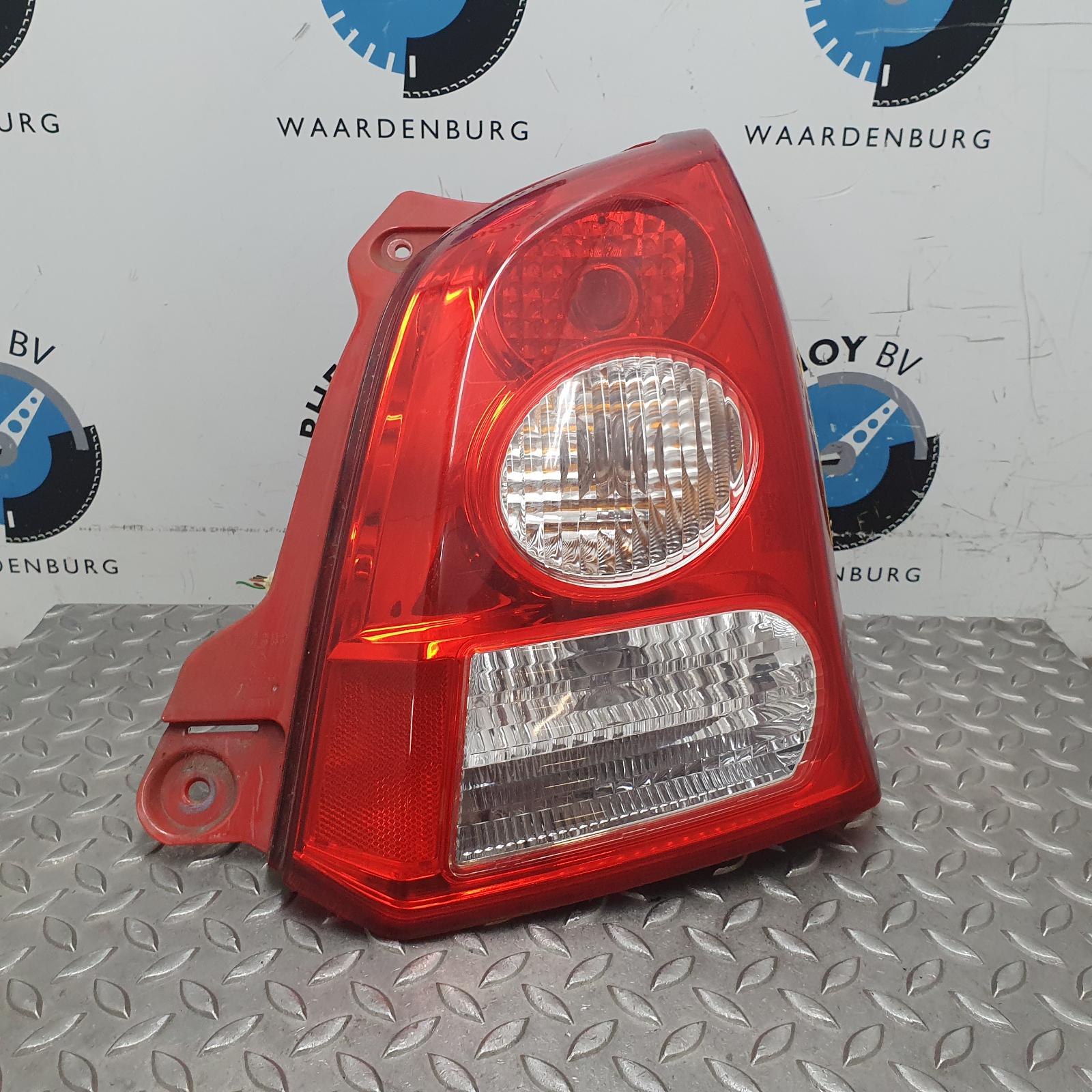 Bekijk Auto-onderdeel ACHTERLICHT R NISSAN PIXO 2010