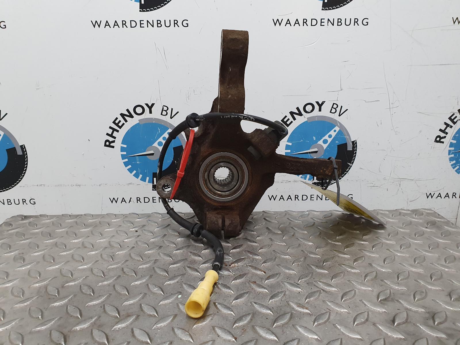 Bekijk Auto-onderdeel FUSEE RV RENAULT CLIO 2004