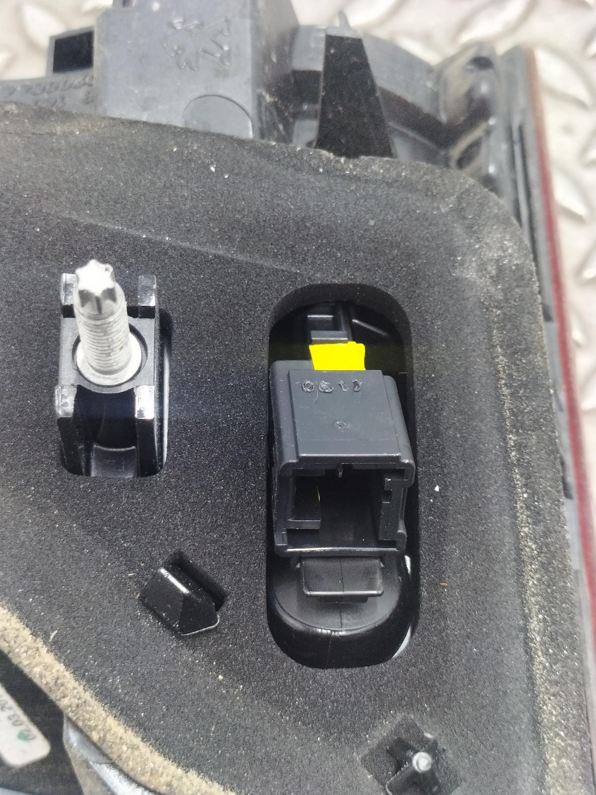 2017 PEUGEOT 2008 ACHTERLICHT L View Auto part ACHTERLICHT L PEUGEOT 2008 2017
