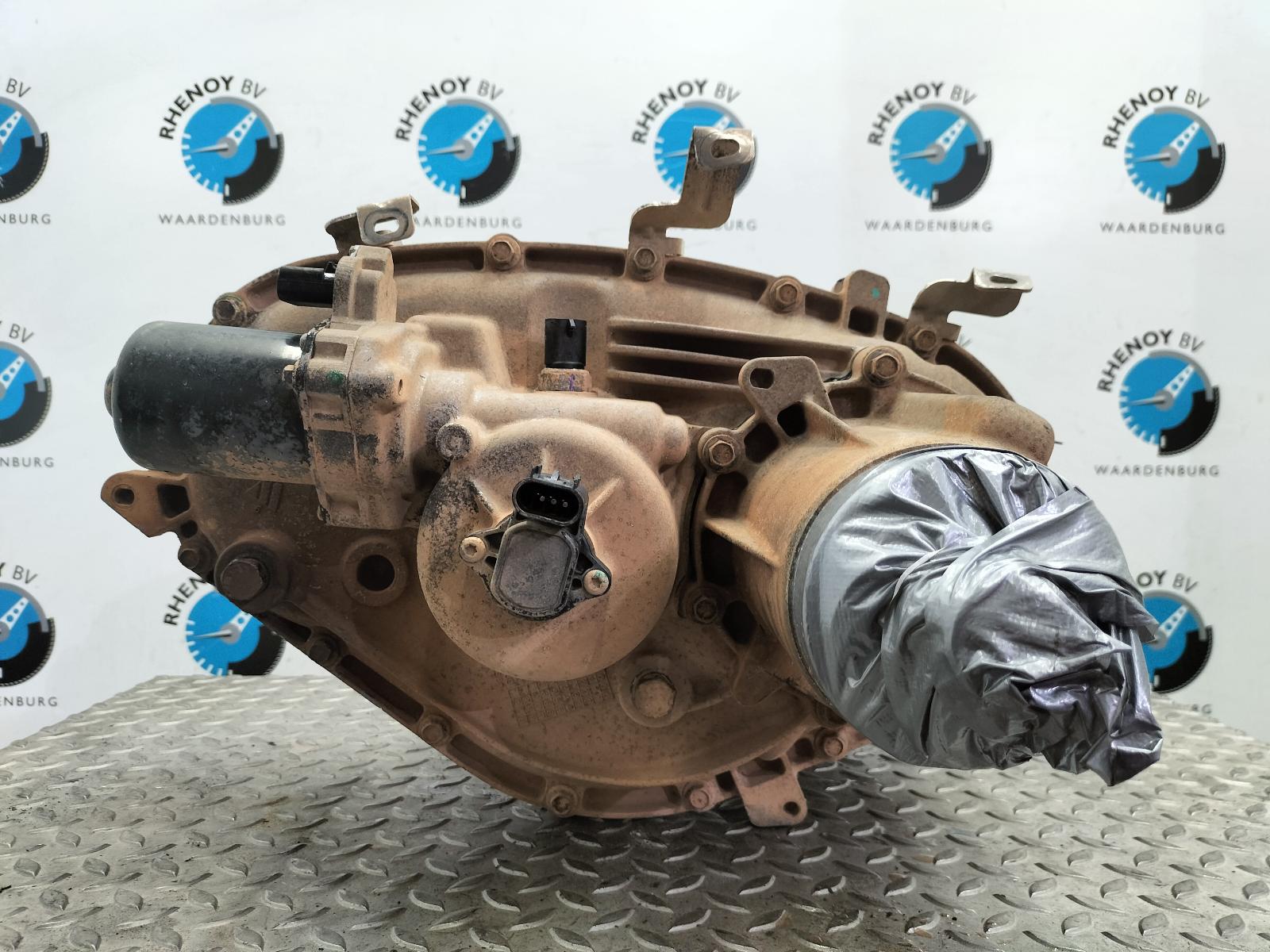 View Auto part TUSSENBAK NISSAN NAVARA 2018