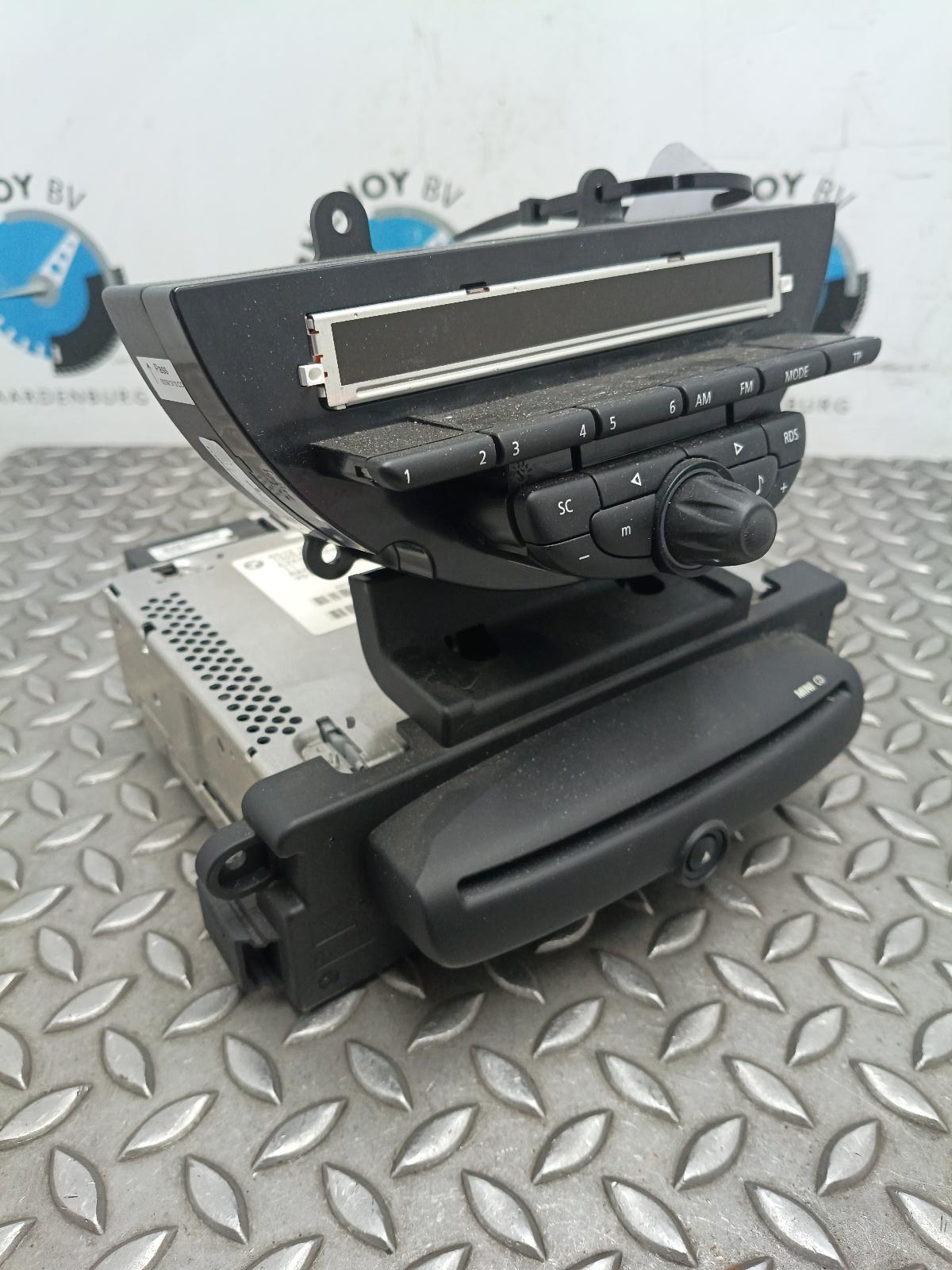 Bekijk Auto-onderdeel RADIO MINI (BMW) MINI 2012