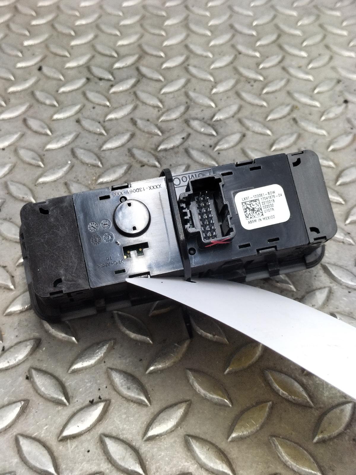 View Auto part SCHAKELAAR VERLICHTING (LOS IN DASHBOARD) FORD MUSTANG SUV 2022