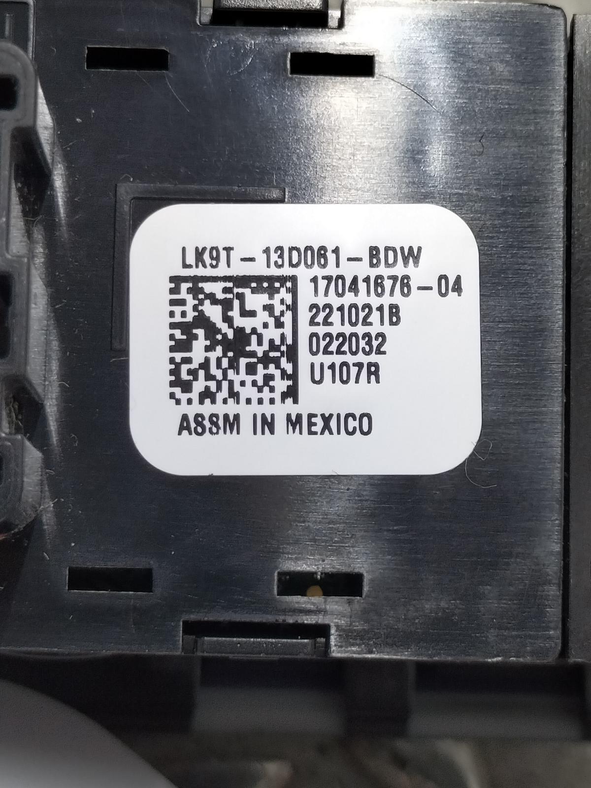 View Auto part SCHAKELAAR VERLICHTING (LOS IN DASHBOARD) FORD MUSTANG SUV 2022