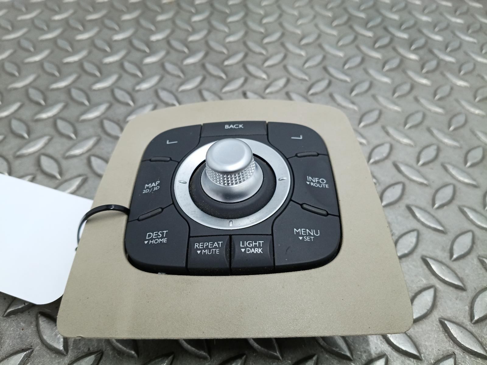 Bekijk Auto-onderdeel SCHAKELAAR MULTIFUNCTIONEEL COMPUTER RENAULT SCENIC 2012