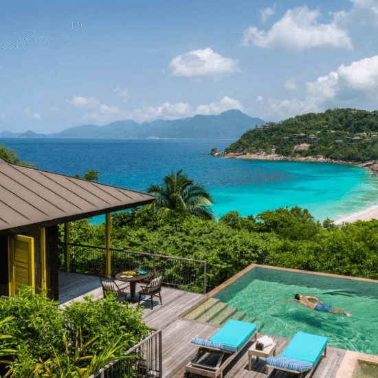 Águas turquesas até onde os olhos podem ver em Four Seasons Resort Seychelles