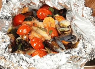 Cartoccio di orata ai frutti di mare