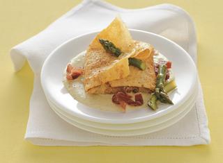 Crespelle con asparagi e speck