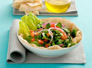 Insalata nel cestino di pane pita