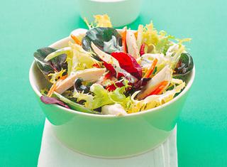 Insalata di pollo light con salsa tzatziki