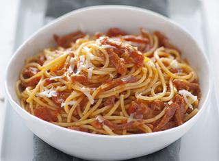 Pasta con salame, pomodoro e provola