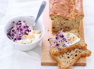 Pane integrale con germogli e formaggio