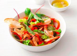 Insalata ricca con pollo e gamberi
