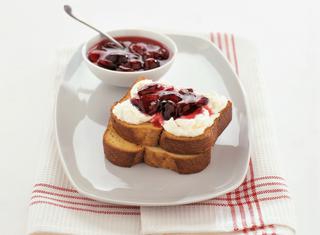 Pan brioche fatto in casa con ciliegie