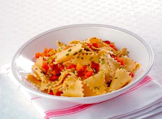 Pasta fresca di farina di farro con verdure