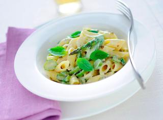 Pasta con formaggio cremoso e asparagi