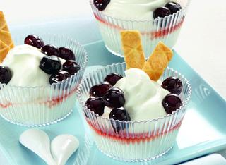 Dessert di yogurt greco con amarene sciroppate